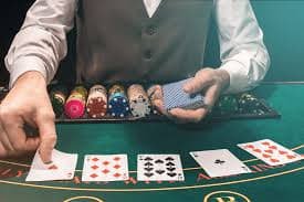 Dashboard permainan dengan pasar sepak bola, dealer langsung, dan slot